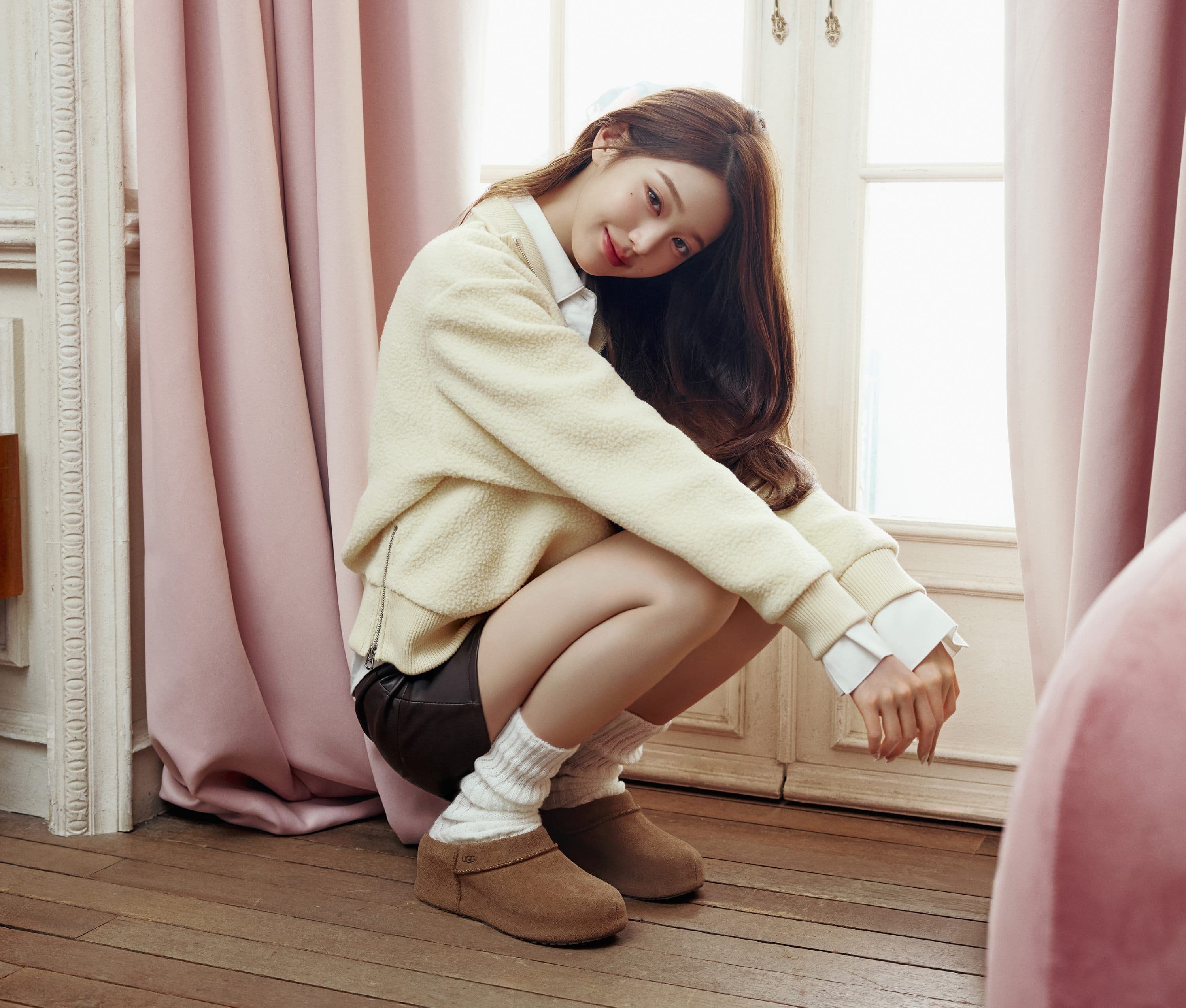 Модель в классических уггах UGG Chestnut у окна